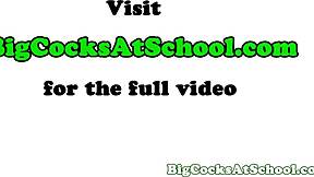 Gay atlet berkote besar hentam pantat ketat di asrama kolej selepas main seragam