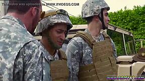 Czarny wojskowy facet dyma młodego w wybuchowym akcie analnym!