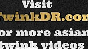 ट्विंक एशियाई गे स्टड की गंद को डॉगीस्टाइल में पाउंड करता है