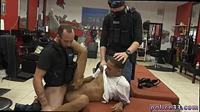 よ、ゲイの警官が強盗容疑者を犯してるよ、周りに裸の男警官が！ワイルドな3Pアクション！🚔💥