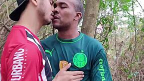 गर्म माचो बड़े लंड के साथ वुड्स में बेयरबैक फकिंग