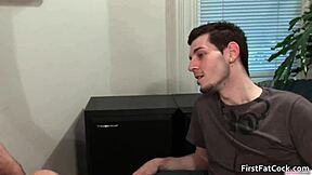 Aiden Blue vzame prvi ogromni kurac v hardcore akciji!