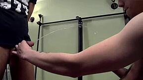 Blindfoldet piksluger Bryce Corbin pissede på i vild orgie