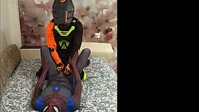 蜘蛛侠遇见摩托车手，在紧身弹力衣里疯狂同性手淫秀，看他们碰撞！