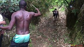 Kova ulkona paukutus ennen naapurin bileitä