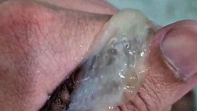 As-tu vu ce mignon twink brésilien se doucher seul ? Curieux de l'action softcore ?