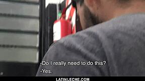 Latinleche - Chico latino sexy empapado en semen por cuatro machos colgados.