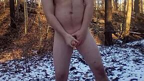 Nøgen udendørs sædafgang på stranden med barberet solo amatør flashing