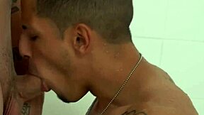 आर्मी गायज नैकेड, पहली इंटररेसियल मुलाकात में