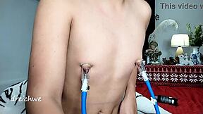 Latynoska eskorta ssie sutki w softcore'owej solowej sesji dla mężczyzn.