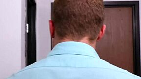 Compañeros de trabajo gays hacen rimming y follan en la oficina