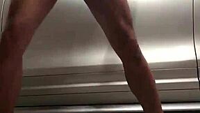 健身房车库偷窥，这里在干嘛？