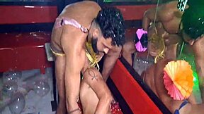 uma orgia entre amigos no carnaval brasileiro anal