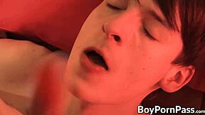 Twinki trdo izlivajo po intenzivnem analnem tolčenju, wow!