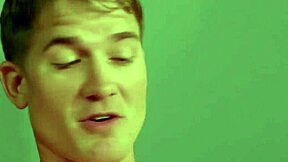 Adik-beradik tiri horny lancap tengok porn sebelum fuck mentah gay!