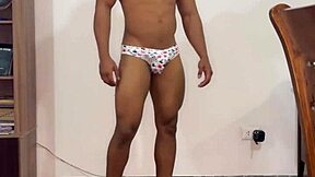 Ciekawy hetero przechodzi na anal w gejowskim castingu porno z latynoskim studem