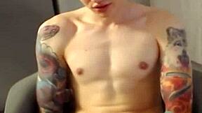 هي، شاهد هذا الشاب الساخن يضرب زبه على شاتروبات مع أليكسترنر!