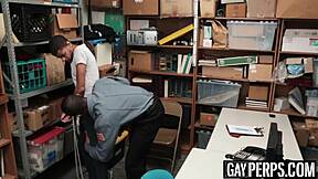 Dövmeli Ebony Hırsız Bekçi Tarafından Sert Bareback Yiyor.