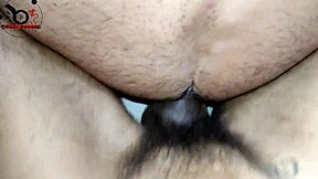 还没完全脱衣他就弯腰翘起毛茸茸的屁眼准备好了！