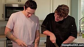 Skrytý chlap vyjebe instruktora vaření v divoké holé sekci