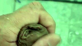 شاب مُدَهش يلعب في الحمام مع فيتيش منفرد وجسم مثير