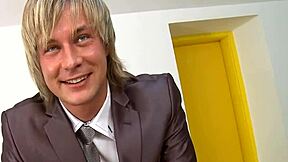 Мне любопытно насчет этих красавцев в дикой сцене в спальне