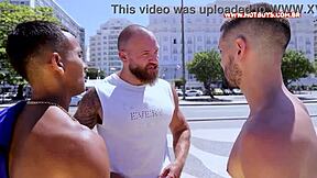 Os Novinhos Cariocas Fodendo o Cu do Turista Russo em 3some.