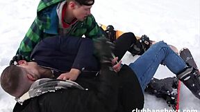 वाह! 3 गे स्नोबोर्डर्स वाइल्ड 3-वे एक्शन में!