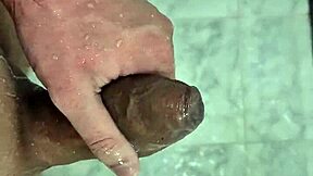 Corrida deliciosa en baño vaporoso con lindo twink brasileño.