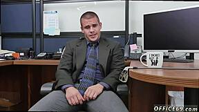 Sakra! Hardcore gay manažer tlačí hranice v divoké trojce!