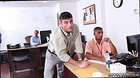 若いゲイフェラが日本教室セックスシーンで。激しいグループアクションが展開！