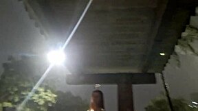 Punheta arriscada ao ar livre para ruiva gostosa no ponto de ônibus