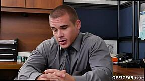 Bodybuilders Erstes Bareback Gay Sex bei der Arbeit