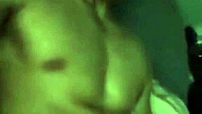 Polnočná explózia spermy v surovej amatérskej análnej akcii