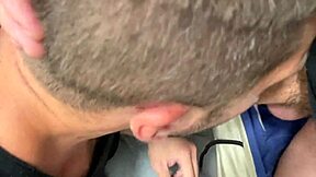 Aku gak bisa berhenti nonton vid blowjob di toilet sama tetangga random.