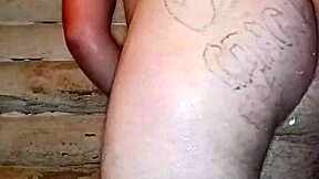 Šílený ruský gay testuje limity velkého zadku anál