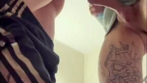 Zobaczyłem faceta się masturbującego i dołączyłem na szybkiego lodzika