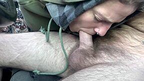 Yo, får en vild blowjob i bilen lige nu!