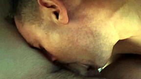 Kvävs på djuphalning medan ansiktet knulls hårt