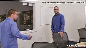 Cowok Muda 18+ Turunin Celana untuk Fun Blowjob