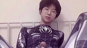 Sexig gaytonåring 18+ leker som Spider-Man med vild leksaksaction