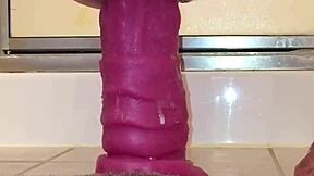 Bad Dragon's grand Sleipnir m'étire grand ouvert !