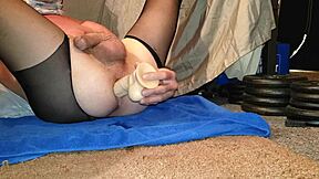 Tak boleh berhenti pancut semasa kongkek dildo besar close up