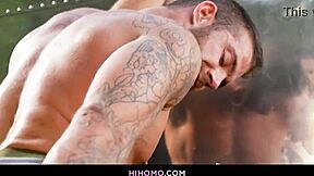 문신 보디빌더와 야외 게이 애널 섹스 액션