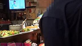 业余日本群交在亚洲秘密小吃店疯狂狂欢