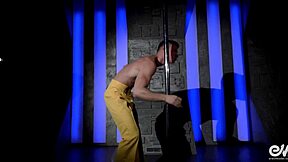 Hé mec, mate ce strip tease gay sexy avec danseur chaud 18+!