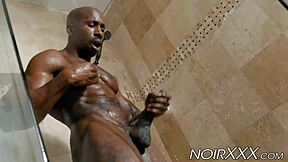 Max Konnor Solo mit riesigem schwarzen Gay-Schwanz