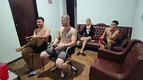 Ville bare spille videospil, endte med at kneppe alle!