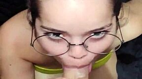 טרי מהמקלחת, ירח לבן מוצץ לקבלת זריקה פנים