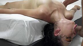 युवती ब्यूटी क्वीन स्लॉपी फेशियल लेती, स्मीयर्ड मेकअप के साथ!